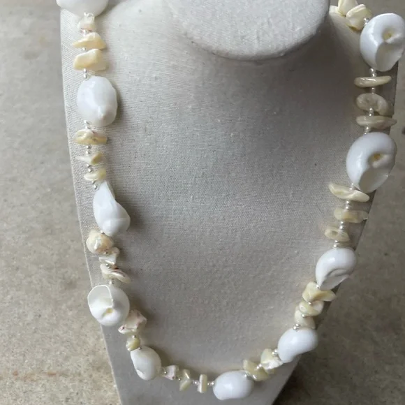 Vintage 1970s Shell Necklace Lei - Rare LARGE Round Shells Hawaiian Wedding